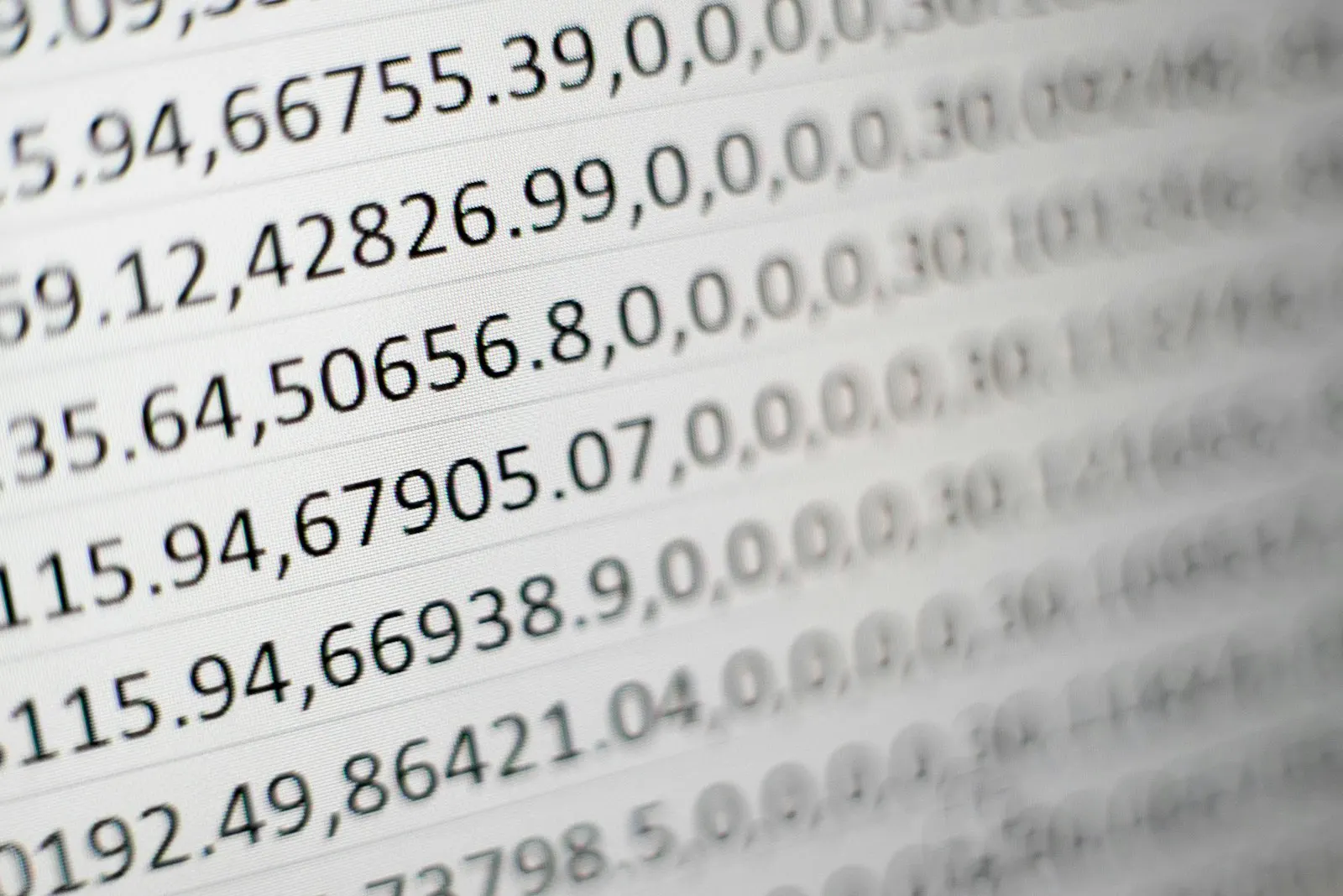 Document imprimé avec données numériques structurées illustrant le format Factur-X hybride PDF et XML